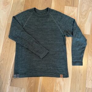 Paka unisex The Original Crew Sweater in large